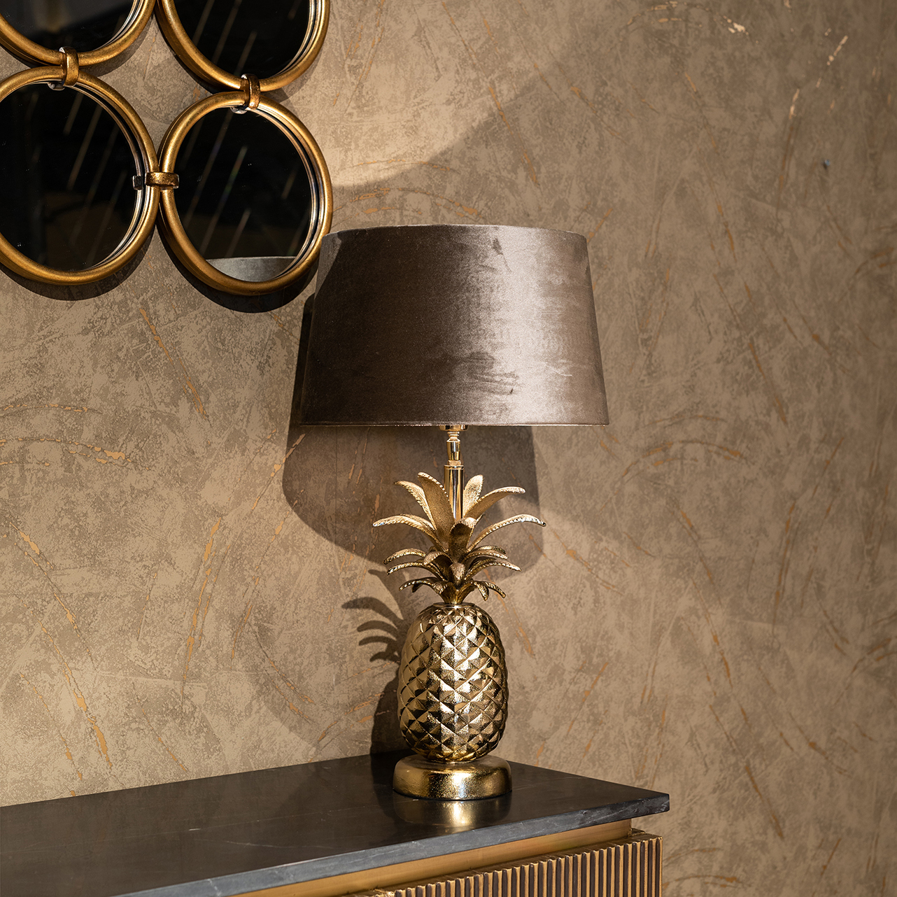 Baza veioza Colada Pineapple gold, Veioze / Lampi de birou si dormitor, LED⭐ modele scandinave moderne, elegante clasice, vintage, potrivite pe masa sau de noptiere.✅Design decorativ de lux unic!❤️Promotii lampi❗ ➽www.evalight.ro. a