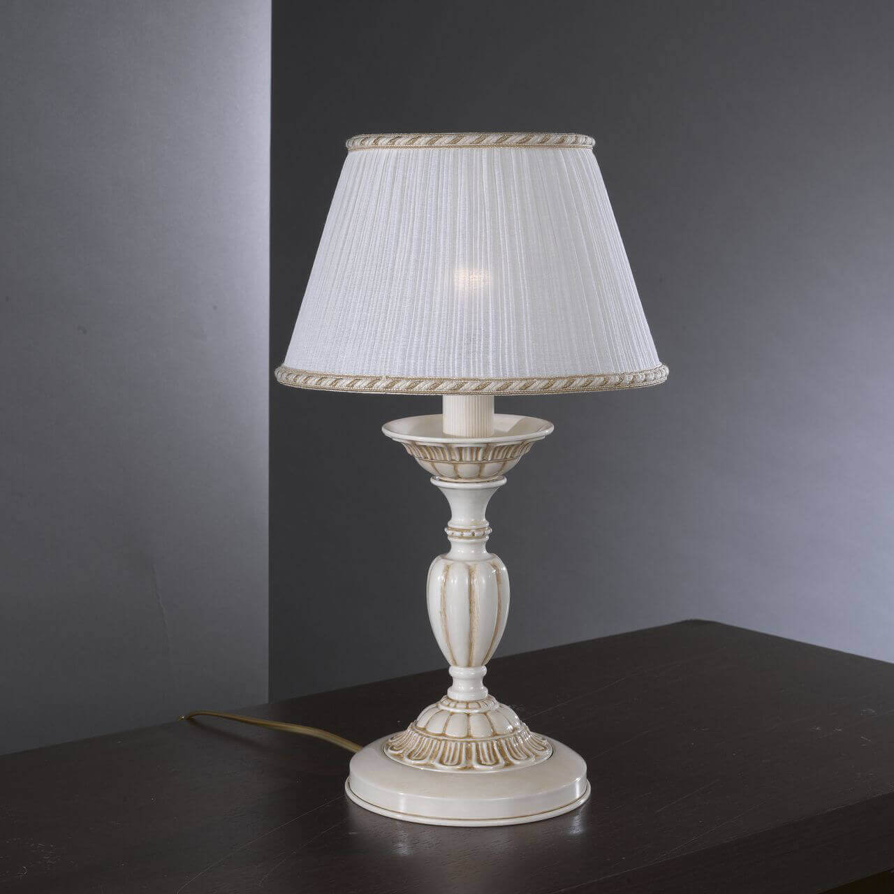 Veioza, lampa de masa clasica design italian din alama 9660 RA-P. 9660 P, Candelabre si Lustre moderne elegante⭐ modele clasice de lux pentru living, bucatarie si dormitor.✅ DeSiGn actual Top 2020!❤️Promotii lampi❗ ➽ www.evalight.ro. Oferte corpuri de iluminat suspendate pt camere de interior (înalte), suspensii (lungi) de tip lustre si candelabre, pendule decorative stil modern, clasic, rustic, baroc, scandinav, retro sau vintage, aplicate pe perete sau de tavan, cu cristale, abajur din material textil, lemn, metal, sticla, bec Edison sau LED, ieftine de calitate deosebita la cel mai bun pret. a