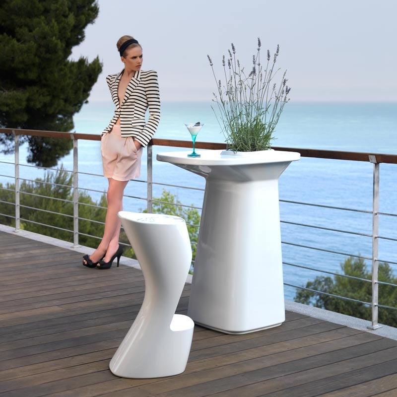 Scaun de bar exterior / interior design modern premium MOMA BAR STOOL 45038A Vondom, Candelabre si Lustre moderne elegante⭐ modele clasice de lux pentru living, bucatarie si dormitor.✅ DeSiGn actual Top 2020!❤️Promotii lampi❗ ➽ www.evalight.ro. Oferte corpuri de iluminat suspendate pt camere de interior (înalte), suspensii (lungi) de tip lustre si candelabre, pendule decorative stil modern, clasic, rustic, baroc, scandinav, retro sau vintage, aplicate pe perete sau de tavan, cu cristale, abajur din material textil, lemn, metal, sticla, bec Edison sau LED, ieftine de calitate deosebita la cel mai bun pret. a