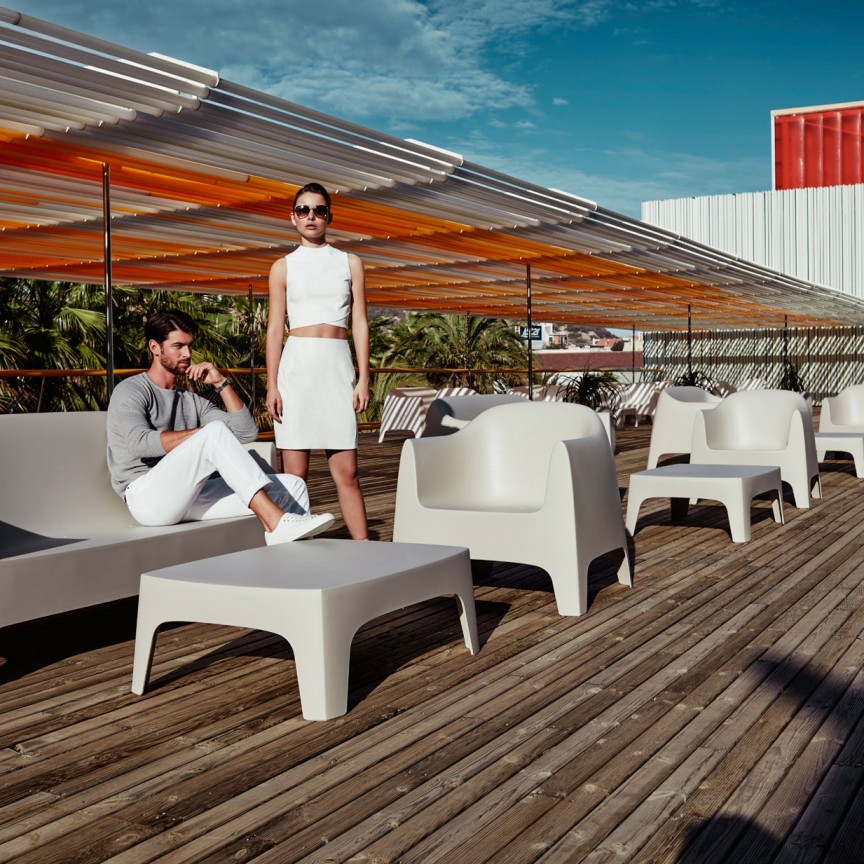 Set de 4 Scaune moderne de exterior / interior design premium SOLID LOUNGE CHAIR 55023 Vondom, Fotolii extensibile / fixe moderne⭐ modele elegante tapitate cu stofa pentru living si dormitor.❤️Promotii fotolii sufragerie❗ ➽ www.evalight.ro.  Alege scaun tip fotoliu pat extensibil tapitat cu piele naturala (ecologica), material textil, catifea, cu spatar inalt, picioare si brate din lemn, metalice, mici si mari pt set masute de cafea, clasice in stil baroc, scandinave, vintage retro, pt camera de zi, copii, dining, ieftine si de calitate deosebita la cel mai bun pret. a